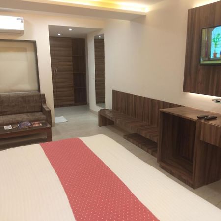 Hotel Moti Palace Агра Екстериор снимка