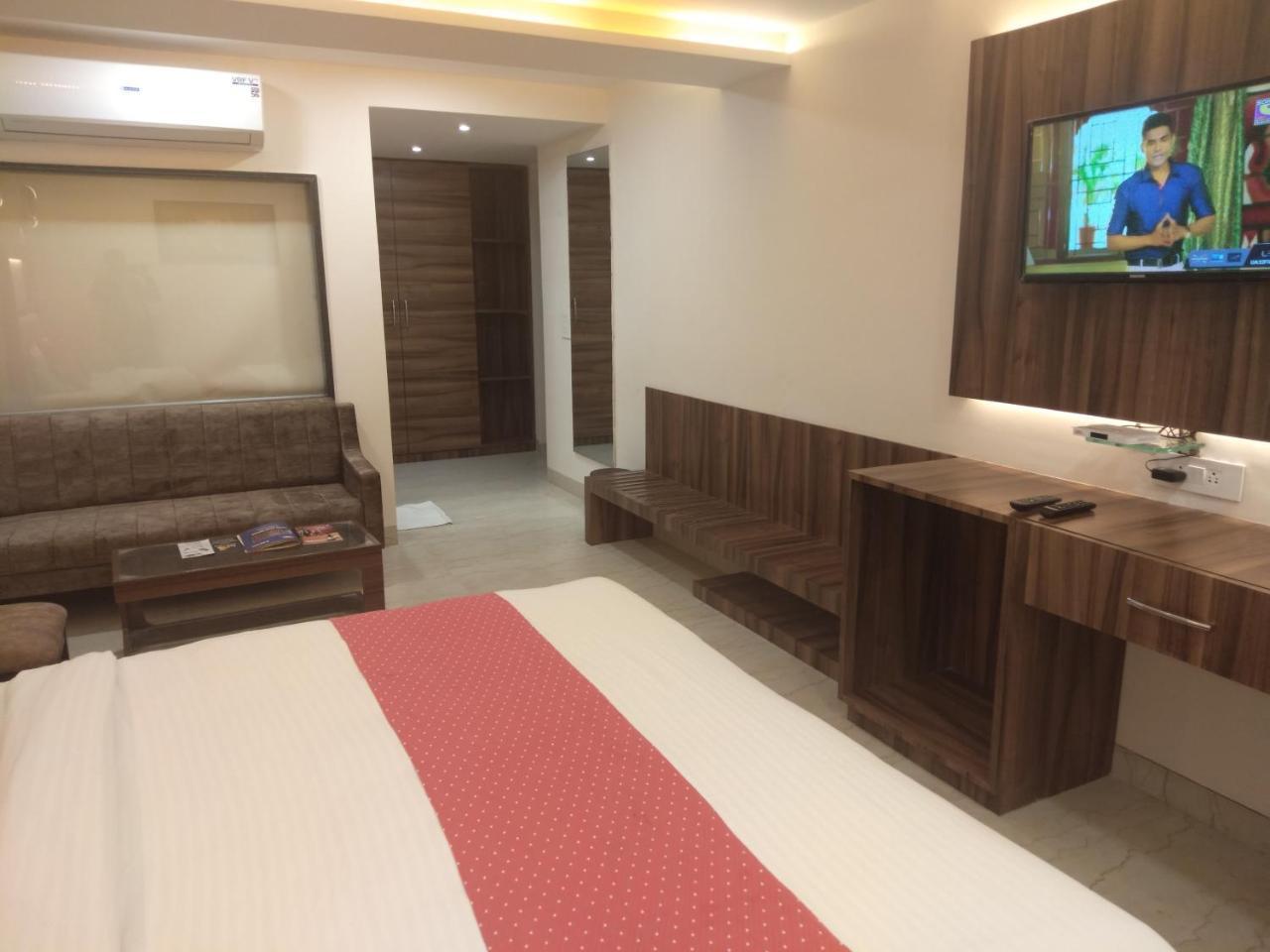 Hotel Moti Palace Агра Екстериор снимка